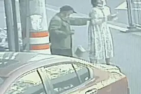 浙江街头姑娘走着走着，孩子突然掉了出来！接下来这幕惊心动魄视频封面