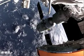 中国空间站划过晨昏线 实拍太空落日：蔚蓝星球转动 光明黑暗交织视频封面