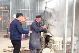 果树生的害虫最怕的“毒师”，老农民每天用大锅熬硫磺两百斤视频封面