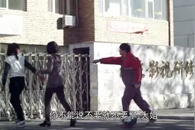 背着奶奶进城：大姐不签收就退货，可把快递坑惨了，什么人都有