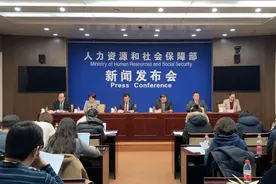就业新动向：人社部面向社会公示16个新职业！这三方面人才需关注视频封面