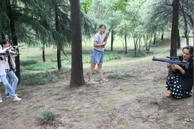 绝地求生真人版：姐姐被敌追击，妹妹持八倍镜scar霸气灭敌，厉害视频封面