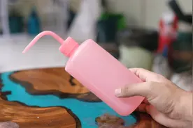 养多肉用什么浇水？园艺师教你，一定要用弯嘴壶，可以科学控水视频封面