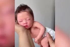 英国女孩制作仿真娃娃酷似真的婴儿 给失去孩子的妈妈慰藉视频封面
