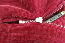 衣服拉链不小心卡住？只需把衣服翻过来，轻轻一拉就能搞定视频封面