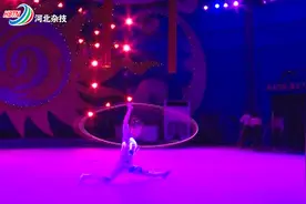 杂技：女孩表演高超绳技，劈叉下腰不耽误，太厉害了视频封面