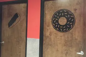 上厕所也得拼智商？看完这些奇葩厕所标志，我还是憋着吧！视频封面