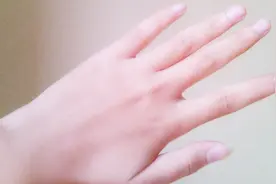 手部粗糙难看？教你一招嫩白法，让你的手像婴儿般白皙嫩滑！试试视频封面