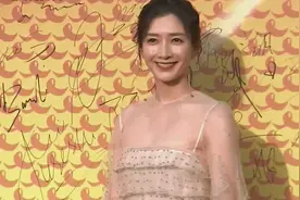 江疏影一身粉色纱裙出席红毯，灿烂笑容感染一众媒体！视频封面