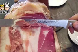 到沙溪古镇，看看号称生态放养的猪火腿薄切生吃和厚切熟吃的区别视频封面