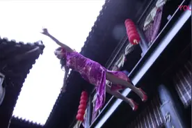 影视：美女从楼上跳下来，小伙一把手接住，这操作把众人惊到了！视频封面