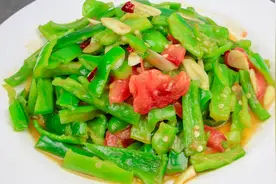 厨师长教你用西红柿炒青椒，色泽鲜艳有食欲，地道的家常小炒视频封面
