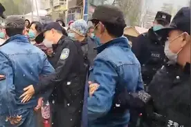 警方通报人贩子被群众控制：用零食诱骗企图猥亵女孩未果视频封面