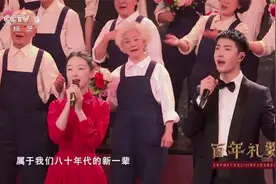清华老教师与年轻人合唱《年轻的朋友来相会》视频封面