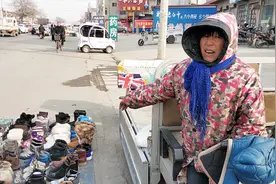 实拍农村大妈赶集卖二手鞋，这么多旧鞋从哪来的？说出来你信吗