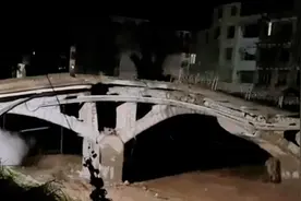 广东河源40年老桥成危桥阻洪危害大，公路管理局：连夜拆除视频封面