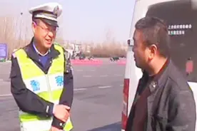 男子面包车超载，被查后装傻不承认，看过视频后秒“变脸”视频封面