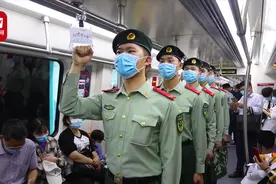 武警战士坐地铁成靓丽风景 齐整队列引市民注目