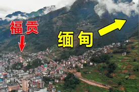航拍云南福贡县城，城市沿着怒江峡谷修建，与缅甸仅隔一座山