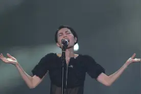 盘点大型跑调现场，王菲演唱会走调+断气+破音，还是要坚持唱完！视频封面