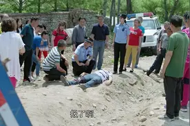 小镇警事：生七个女儿被嘲笑！村民怒造夺命路障复仇视频封面