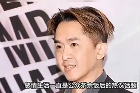 57岁邓兆尊被曝纳新欢！挽“四奶”情侣装逛街，笑着澄清：无所谓视频封面