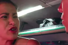 男子公交车上不小心撞到美女，下一秒就被打两巴掌！视频封面
