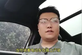 交警草丛设伏查车遭大爷硬核质问：“谁给你们的权力这样搞？”视频封面