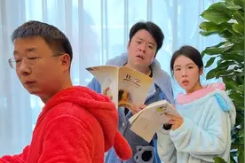搞笑父女在家玩起躲猫猫，互坑生活就像二人转，简直不要太搞笑视频封面