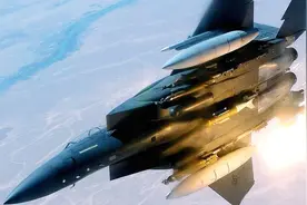 胡塞现代游击战立奇功，地面发射一发空空导弹击落沙特F-15视频封面