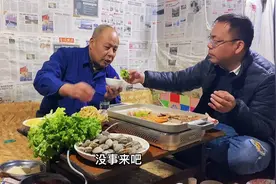 儿子突然回家给老爸大大的惊喜，爷俩整上一大桌烧烤，吃得真过瘾视频封面