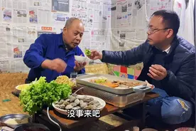 儿子突然回家给老爸大大的惊喜，爷俩整上一大桌烧烤，吃得真过瘾视频封面