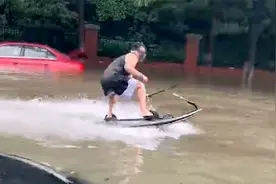 江苏无锡突降暴雨，有居民上街摸鱼、积水冲浪视频封面
