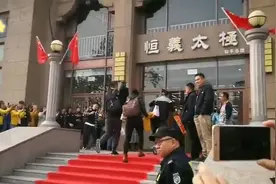 高待遇！朱婷胡克尔和两位国家队教练乘坐专车到达天津人民体育馆视频封面