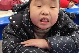 一年级小朋友上课打瞌睡，老师怎么喊也喊不醒视频封面