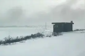 俄军一架光纤无人机探访了坐在库尔斯克地区公交车站的乌军士兵视频封面