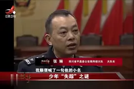 大妈在田里干活，不料一锄头下去吓坏了，孙子竟被埋在地里视频封面