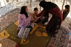 单亲妈妈独自抚养2个孩子，生活艰难，好心游牧女人给了她们食物视频封面