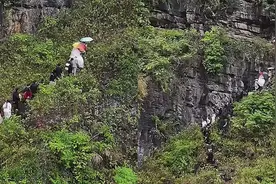 新娘翻越崇山峻岭去结婚，上一秒还想打抱不平，看房子才知肤浅了视频封面