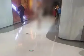 武汉一年轻女子裸体现身商场，双手捂脸不顾路过的行人，警方介入视频封面