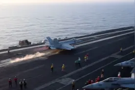 特朗普再燃中东战火：美军空袭也门画面曝光，战机从航母呼啸升空视频封面