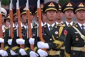 礼兵就位！ 三军仪仗兵正步行进到纪念碑视频封面