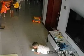 萌娃为喊妈妈起床，躺地上狂飙演技 网友：30斤的娃，29斤心眼子视频封面