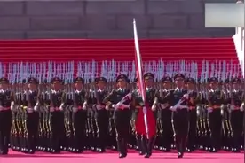 正步也可以玩出这么多花样，秘鲁仪仗队女兵这表演太精彩了