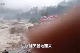 最惊人的大洪水：房屋瞬间被冲垮场面令人触目惊心，人类太渺小了视频封面