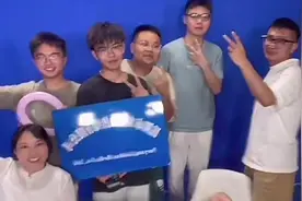 大学生为了盖实习章，直接自己开公司视频封面