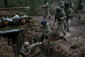 库尔斯克战斗接近尾声，俄伞兵精锐突进5公里，4000名乌军被包围视频封面