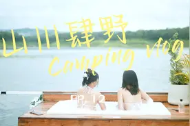 两位美女在水上平台露营，在湖景中展现美丽身材，非常享受。视频封面
