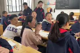 从来不化妆的语文老师突然精致打扮，一进教室全班学生沸腾视频封面
