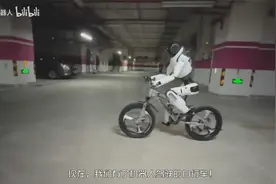 智元人形机器人灵犀X2，会骑车会聊天会陪伴，吉祥三保又进了一步视频封面